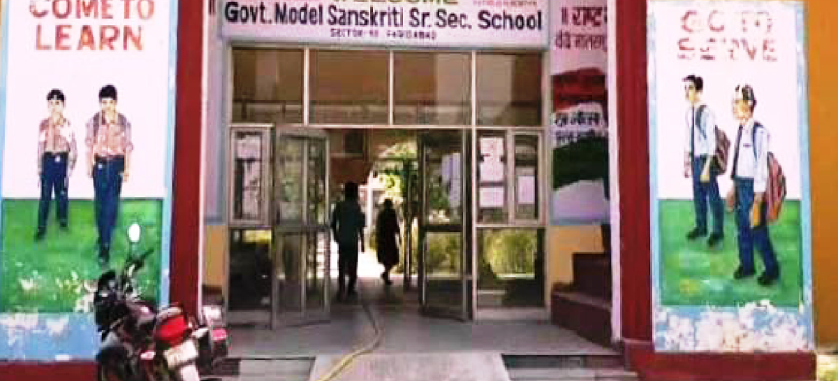 खट्टर के ‘मॉडल संस्कृति स्कूल’ जैसे काले कौवे पर सफेद पेंट