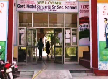 खट्टर के ‘मॉडल संस्कृति स्कूल’ जैसे काले कौवे पर सफेद पेंट