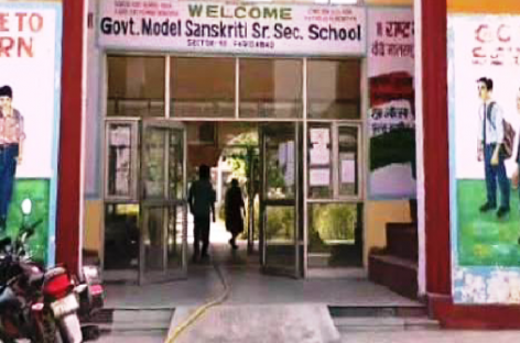 खट्टर के ‘मॉडल संस्कृति स्कूल’ जैसे काले कौवे पर सफेद पेंट