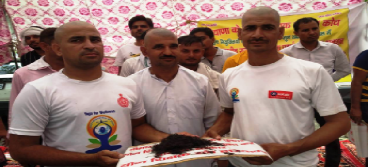 सरकारी नीतियों के विरोध में योग कोचों ने कराया अपना मुंडन