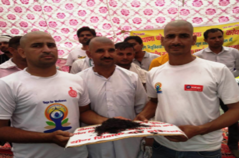 सरकारी नीतियों के विरोध में योग कोचों ने कराया अपना मुंडन