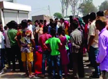 उफनते सीवरों से तंग दो नम्बर वासियों ने लगाया सडक़ जाम