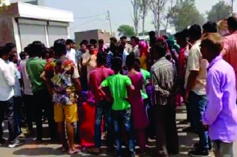 उफनते सीवरों से तंग दो नम्बर वासियों ने लगाया सडक़ जाम