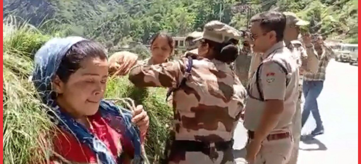 उत्तराखंड सरकार को महंगा पड़ा महिला की पीठ से घास का गठ्ठर उतारना