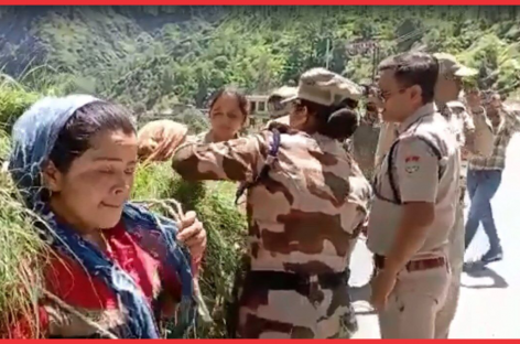 उत्तराखंड सरकार को महंगा पड़ा महिला की पीठ से घास का गठ्ठर उतारना