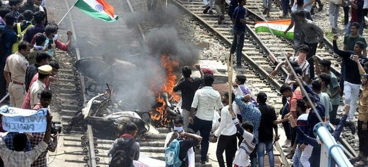 क्या आनंद महिंद्रा ने पूर्व सैनिकों को दिया था जॉब का ऑफर?  सेना के पूर्व दिग्गजों ने पूछे हैं तीखे सवाल