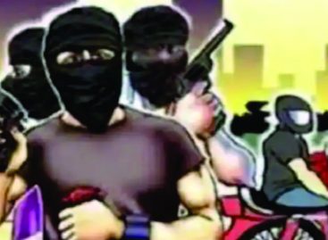 हथियारों के बल पर बदमाशों ने गाड़ी छीनने का किया प्रयास
