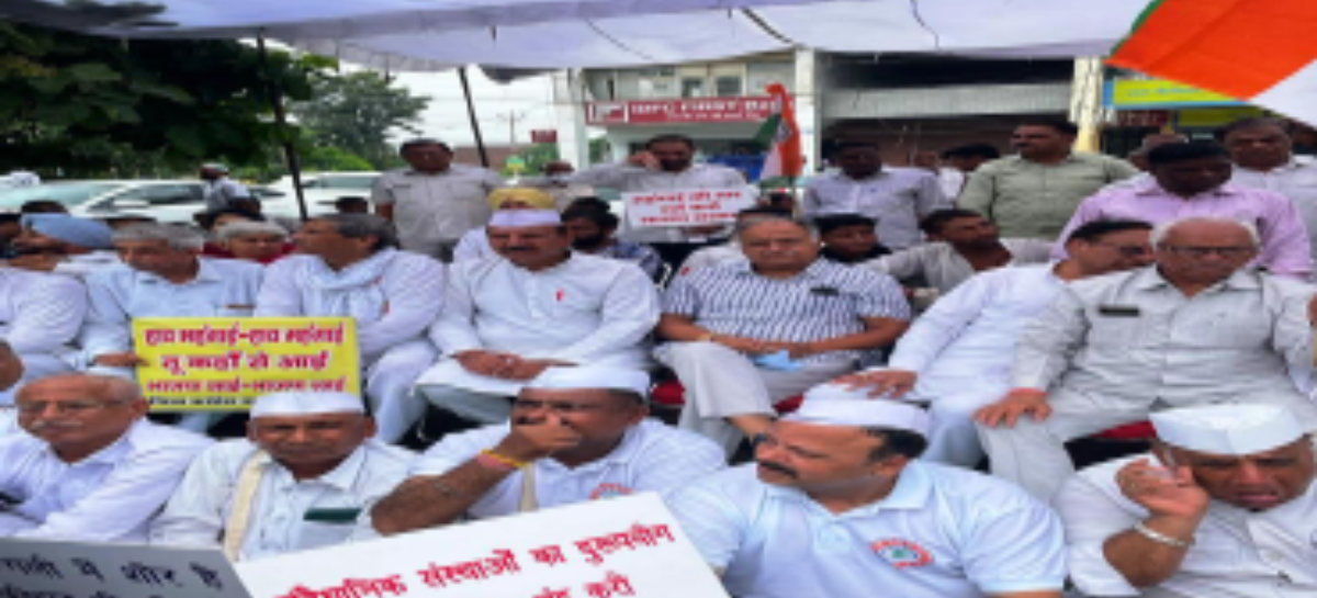 सैकड़ों कांग्रेसियों ने मंहगाई के खिलाफ धरना देकर पुतला फूंका, सामूहिक गिरफ्तारी दी