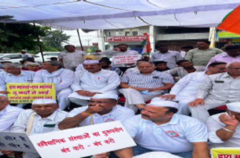 सैकड़ों कांग्रेसियों ने मंहगाई के खिलाफ धरना देकर पुतला फूंका, सामूहिक गिरफ्तारी दी