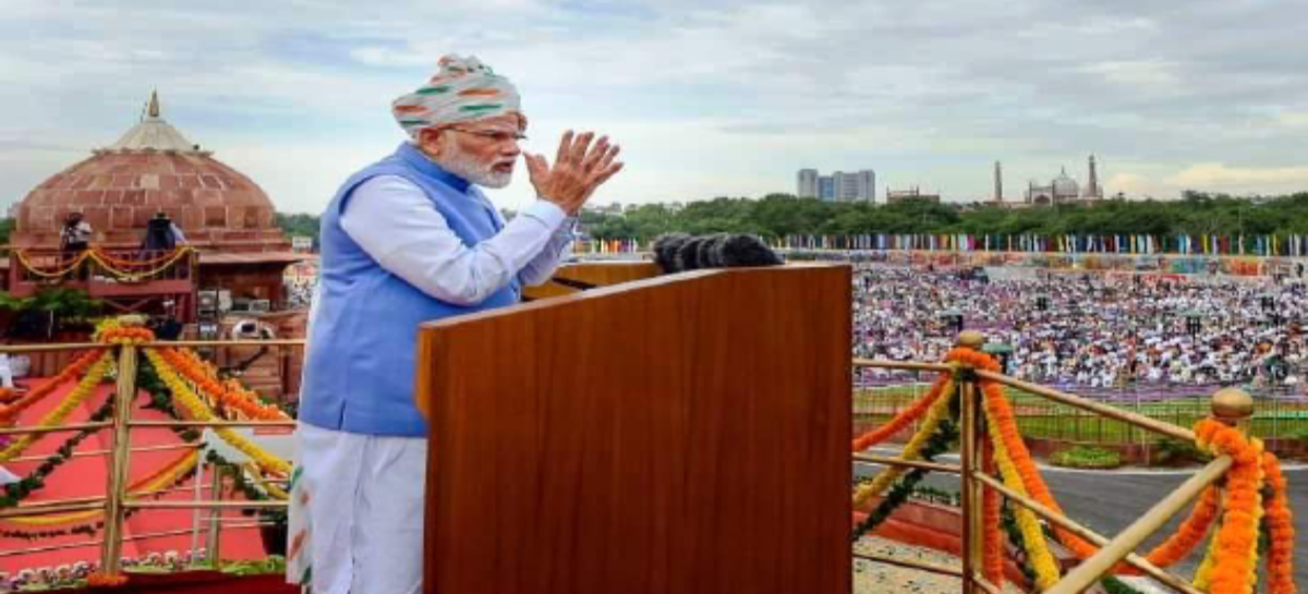 लाल किले से मोदी का तालियां बटोरने वाला प्रवचन