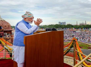 लाल किले से मोदी का तालियां बटोरने वाला प्रवचन
