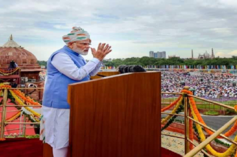 लाल किले से मोदी का तालियां बटोरने वाला प्रवचन