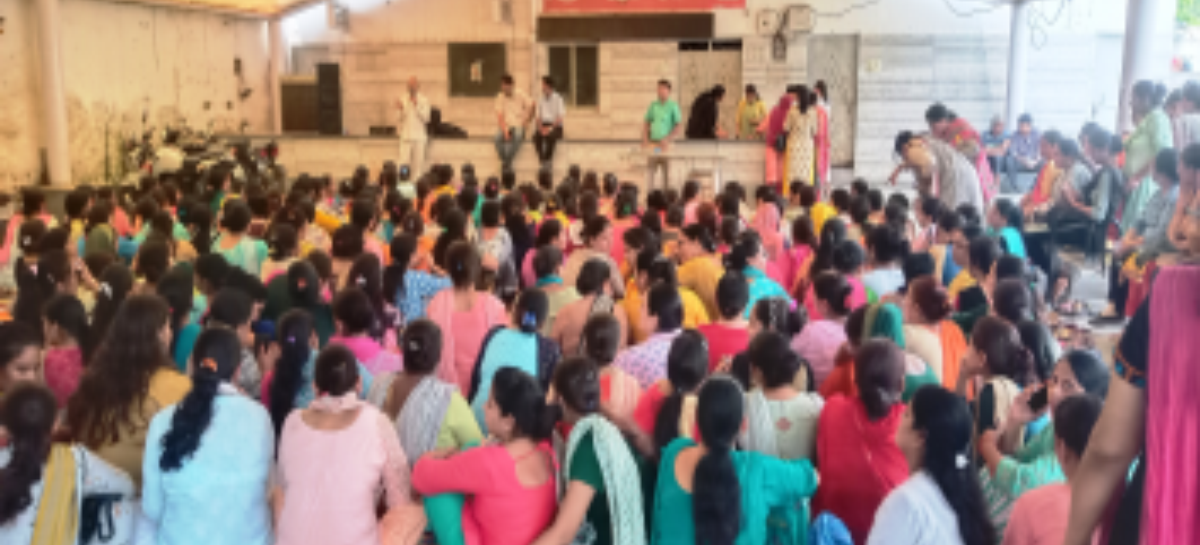 स्वास्थ्यकर्मियों की हड़ताल से मरीज़ त्रस्त, सरकार मस्त