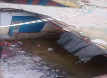 आखिर संतनगर के राजकीय प्राइमरी स्कूल की छत गिर ही गयी
