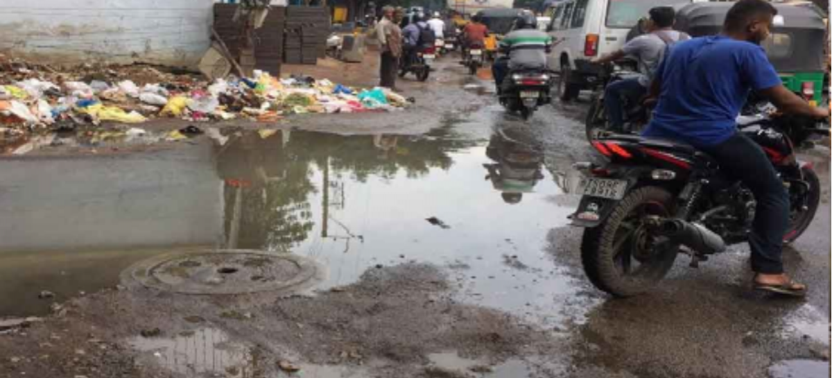 गलियों में भरे सीवेज से परेशान 2 नम्बर डी ब्लॉक निवासियों ने किया प्रदर्शन