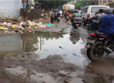 गलियों में भरे सीवेज से परेशान 2 नम्बर डी ब्लॉक निवासियों ने किया प्रदर्शन