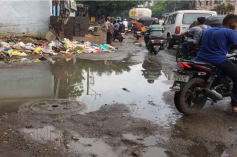 गलियों में भरे सीवेज से परेशान 2 नम्बर डी ब्लॉक निवासियों ने किया प्रदर्शन
