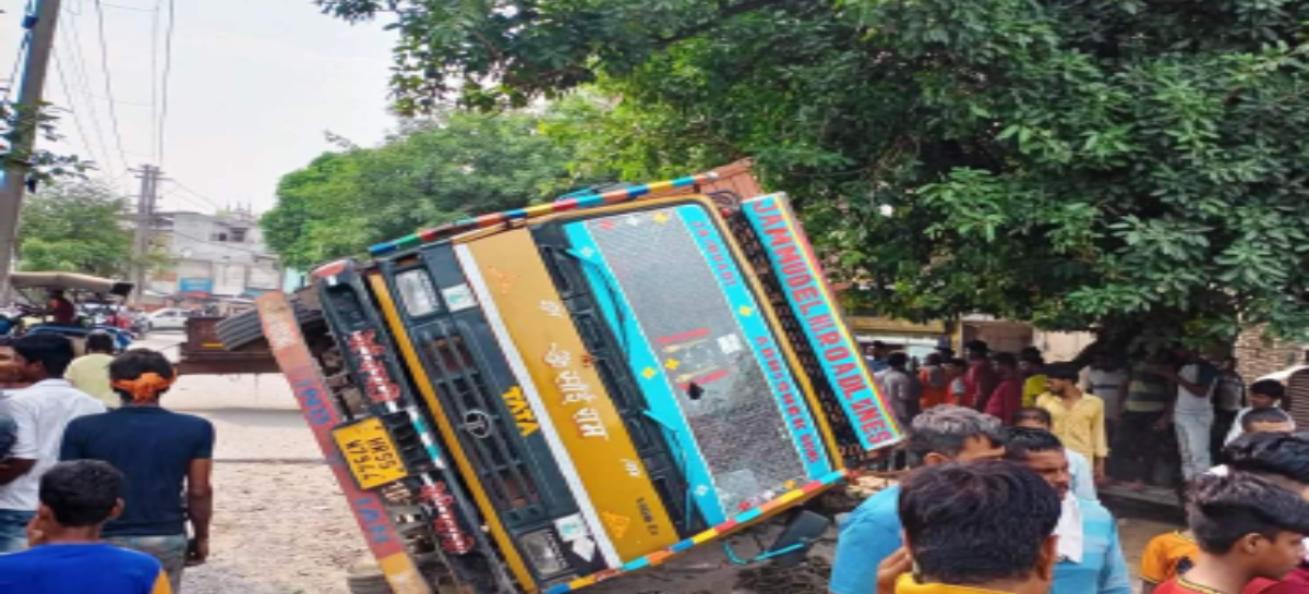 ट्रक के नीचे ऑटो दबा, सभी बाल-बाल बचे
