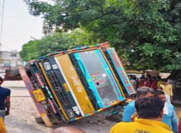 ट्रक के नीचे ऑटो दबा, सभी बाल-बाल बचे