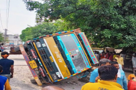 ट्रक के नीचे ऑटो दबा, सभी बाल-बाल बचे