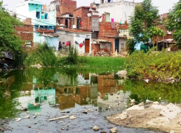 विलासिता के साये में गटर, अध्यात्म और बीमारी का कृष्णा नगर