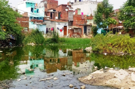 विलासिता के साये में गटर, अध्यात्म और बीमारी का कृष्णा नगर