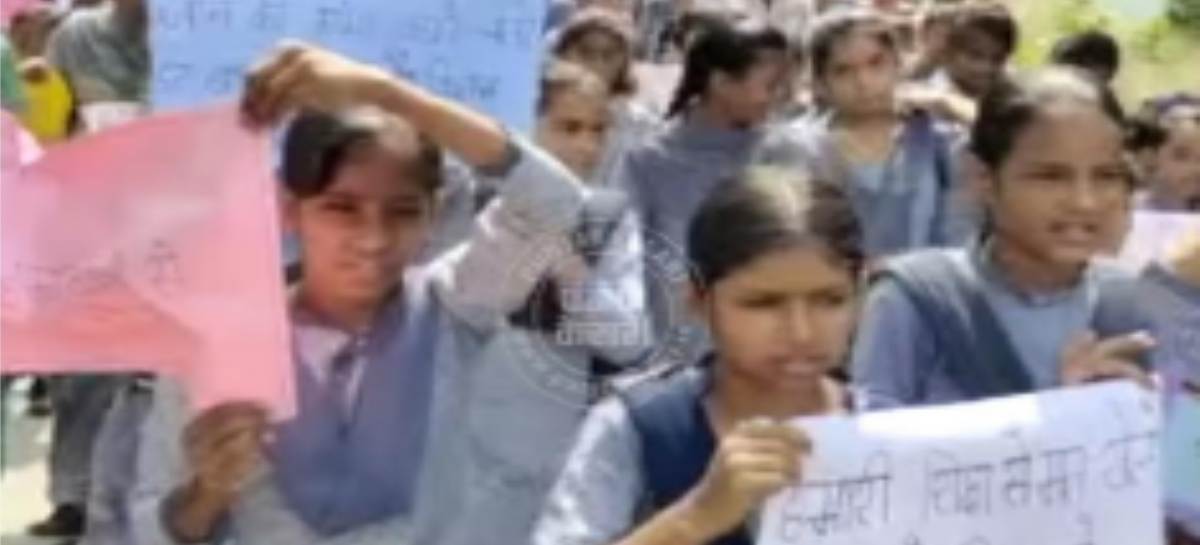 स्कूलों की दुर्दशा को लेकर ग्रामीणों में भारी रोष को झूठे आश्वासनों व पुलिस  के द्वारा कब तक थामेंगे खट्टर