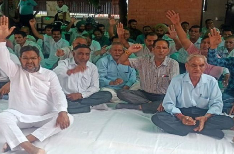 मांगें न मानी जाने से खफा आढ़तियों ने सीएम आवास घेरा जीटी रोड जाम करने और आमरण अनशन करने की चेतावनी