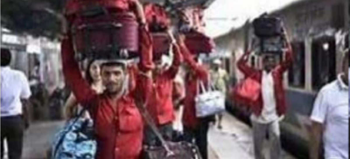 कुलियों के माध्यम से रेल यात्रियों को लुटवा रही मोदी सरकार