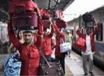 कुलियों के माध्यम से रेल यात्रियों को लुटवा रही मोदी सरकार