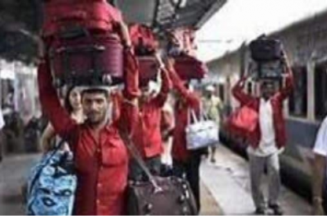कुलियों के माध्यम से रेल यात्रियों को लुटवा रही मोदी सरकार