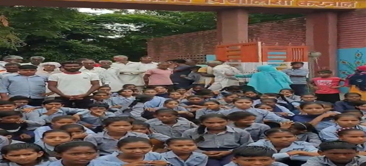करनाल के गांव पिचौलिया में छात्रों का स्कूल के बाहर प्रदर्शन