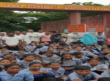 करनाल के गांव पिचौलिया में छात्रों का स्कूल के बाहर प्रदर्शन