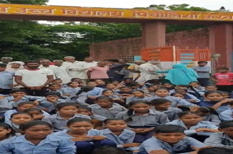 करनाल के गांव पिचौलिया में छात्रों का स्कूल के बाहर प्रदर्शन