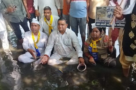 सीवर समस्या बनाम नेताओं की ड्रामेबाजी