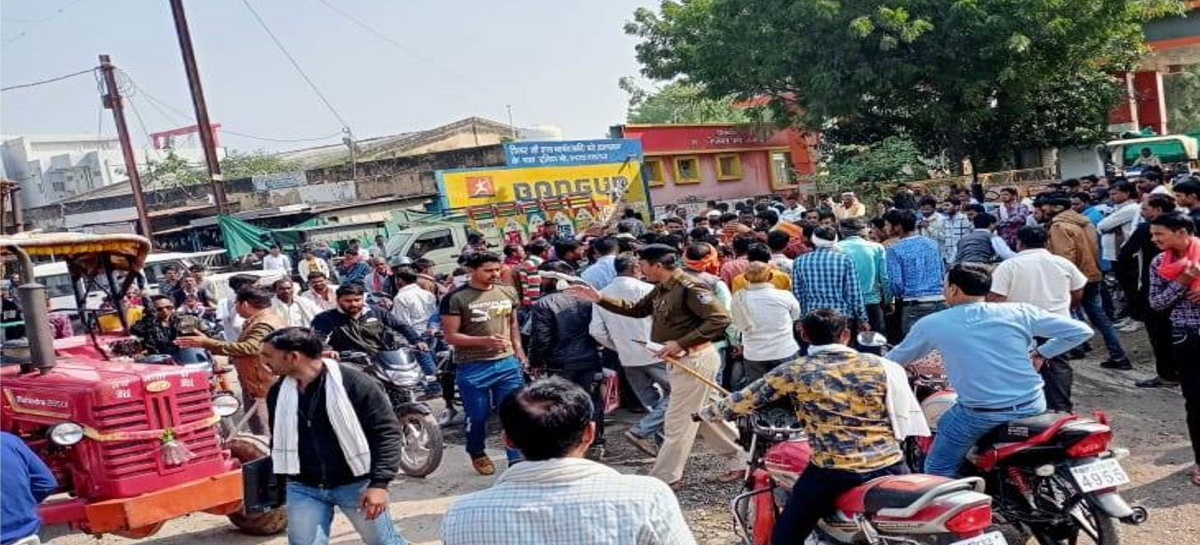 मण्डी में एंट्री न मिलने से गुस्साए किसानों ने लगाया जाम