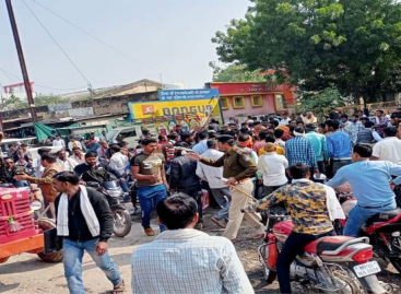मण्डी में एंट्री न मिलने से गुस्साए किसानों ने लगाया जाम
