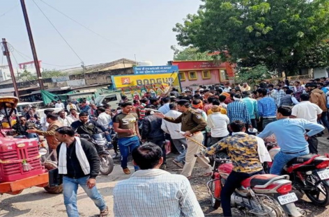 मण्डी में एंट्री न मिलने से गुस्साए किसानों ने लगाया जाम