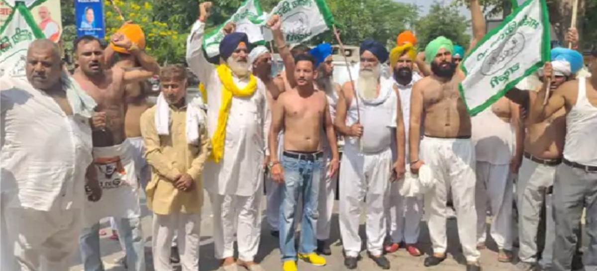 अर्धनग्न होकर सरकार के खिलाफ जताया रोष