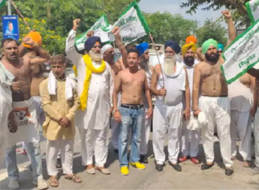 अर्धनग्न होकर सरकार के खिलाफ जताया रोष