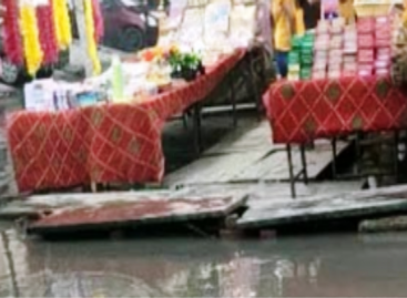 सीवर के सड़े पानी में मनाई दीवाली