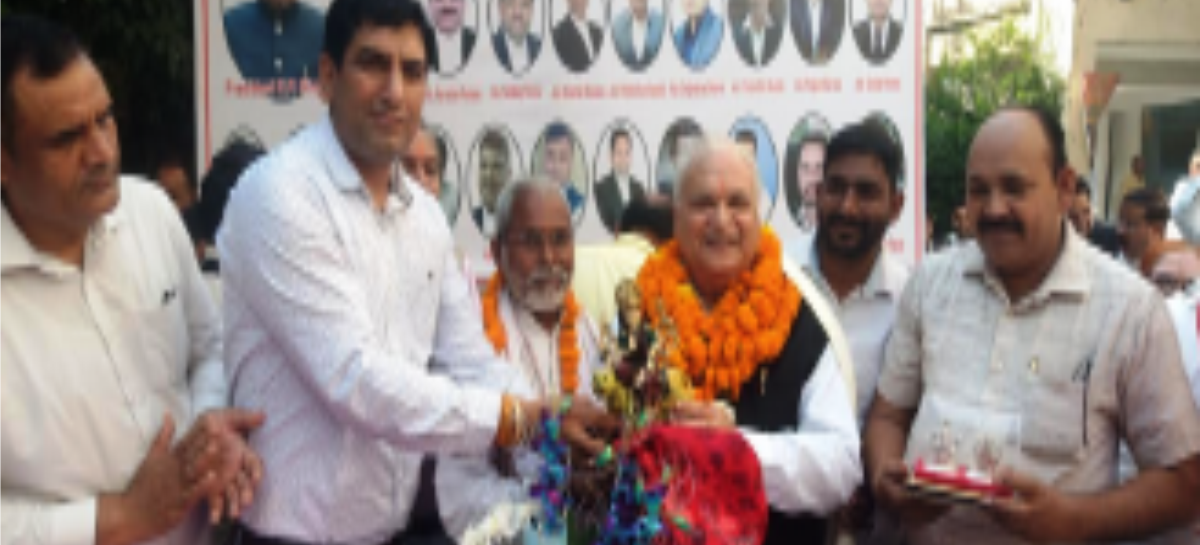 वरिष्ठ अधिवक्ता ओपी शर्मा को  जिला बार एसोसिएशन ने किया सम्मानित