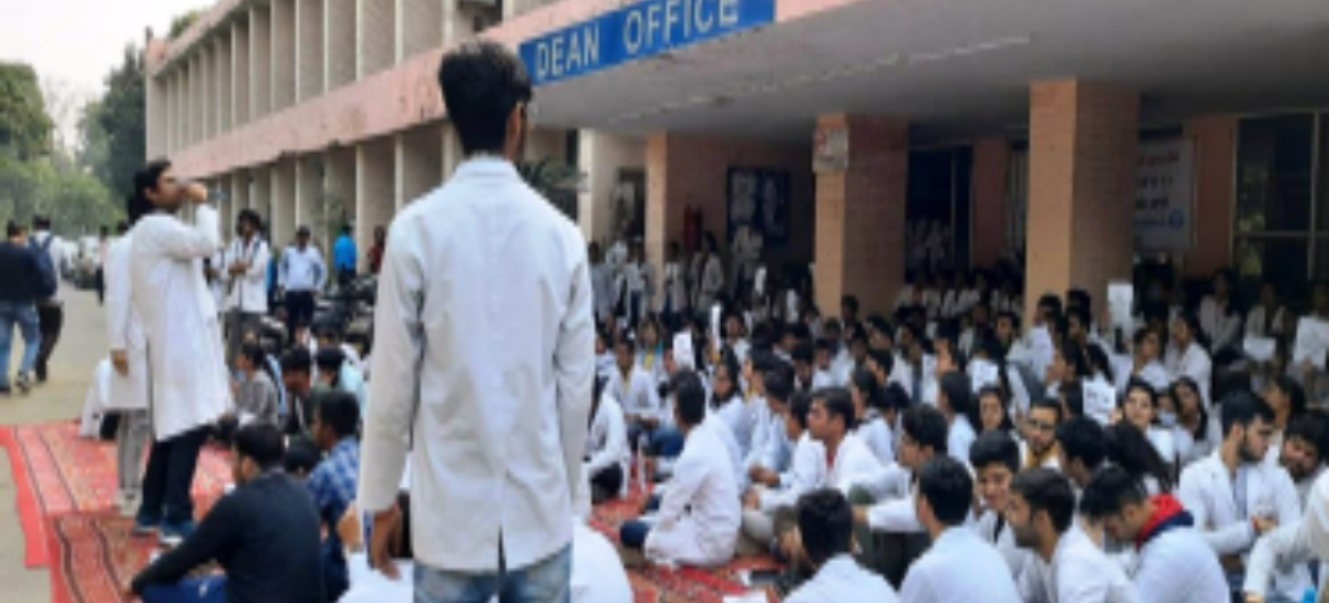 खट्टर की बॉन्ड नीति के विरोध में मेडिकल छात्र उतरे संघर्ष पर