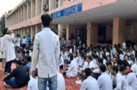 खट्टर की बॉन्ड नीति के विरोध में मेडिकल छात्र उतरे संघर्ष पर