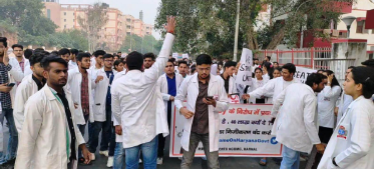 फीस बढ़ोतरी के खिलाफ मेडिकल छात्रों का संघर्ष