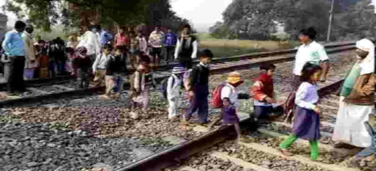 रेलवे की लापरवाही : मौत के मुंह में जाते 6 यात्रियों को सिपाही रवि ने बचाया