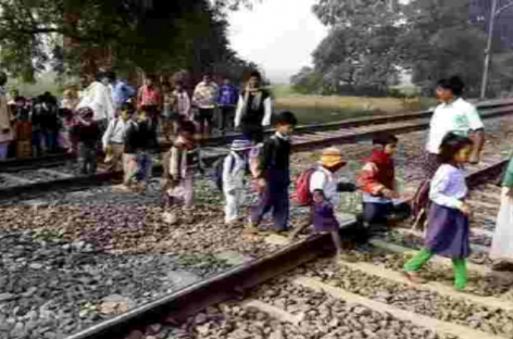 रेलवे की लापरवाही : मौत के मुंह में जाते 6 यात्रियों को सिपाही रवि ने बचाया