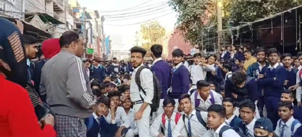 18 अध्यापाक विदा, सराय ख्वाजा के सरकारी स्कूल में बच्चों द्वारा हंगामा, हाईवे किया जाम