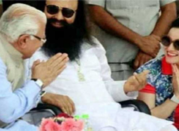 पैरोल पर छूटने के बाद भाजपा नेता रामरहीम के चरणों में