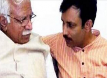 इधर चीफ सेके्रटरी ने जवाहर यादव को मनोहर का  ओएसडी  बनाने  का आदेश जारी किया उधर गुरग्राम  सहित राष्ट्रीय राजधानी क्षेत्र में लगे भूकंप के झटके